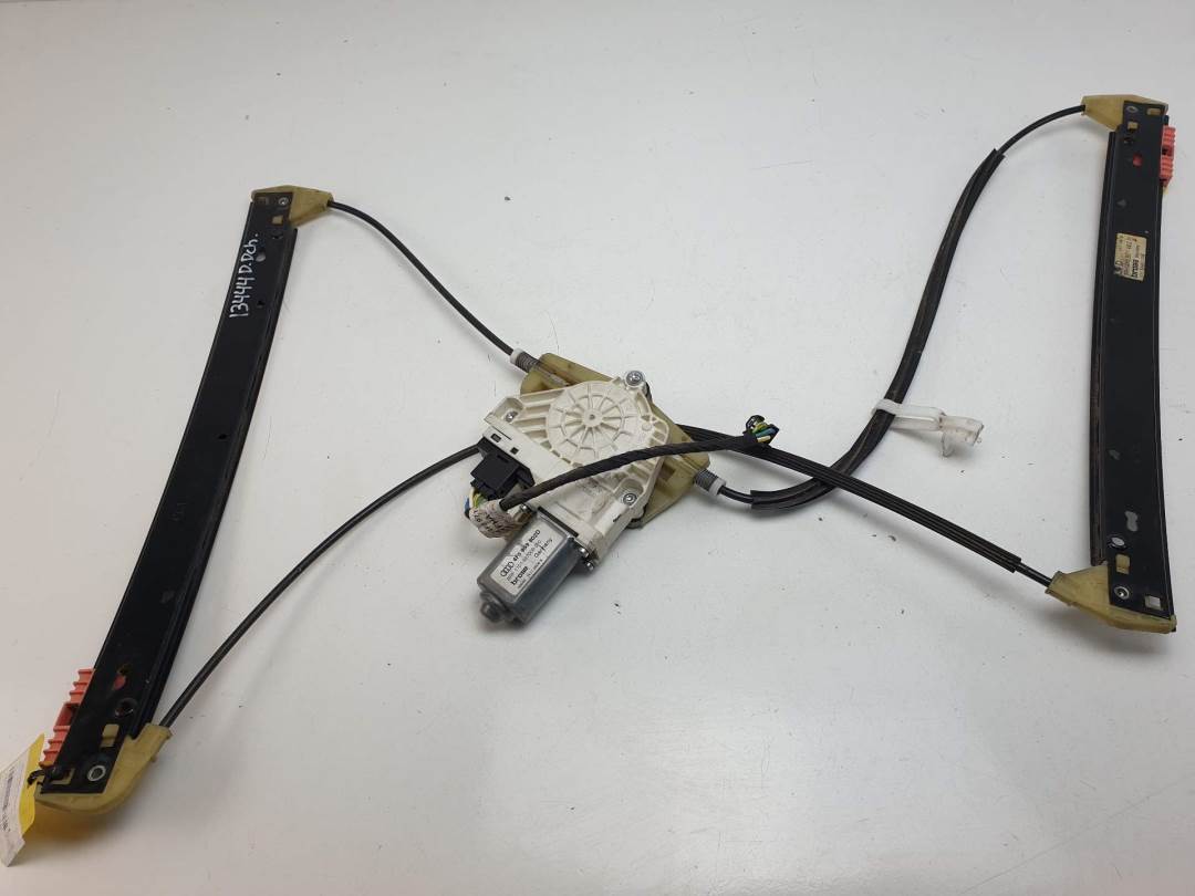 #1533646 ELEVALUNAS DELANTERO DERECHO