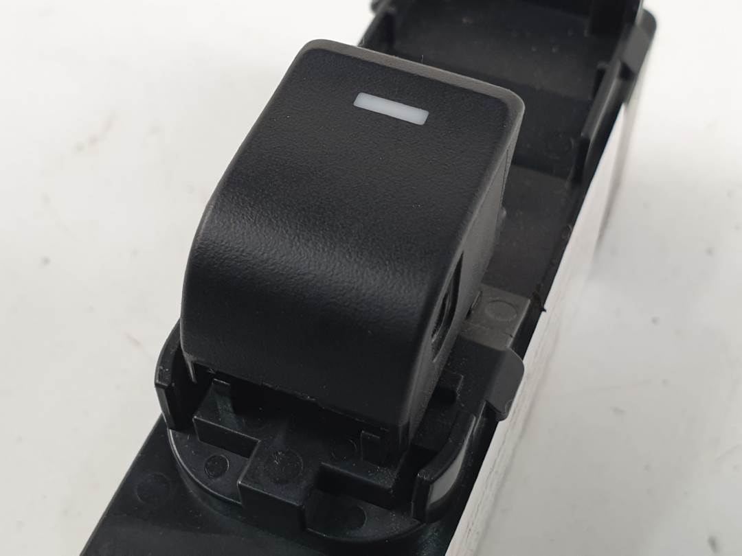 MANDO ELEVALUNAS TRASERO DERECHO - MAZDA - #136058