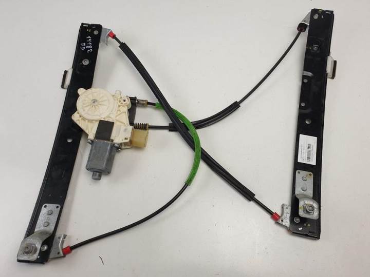 #1368596 ELEVALUNAS DELANTERO DERECHO