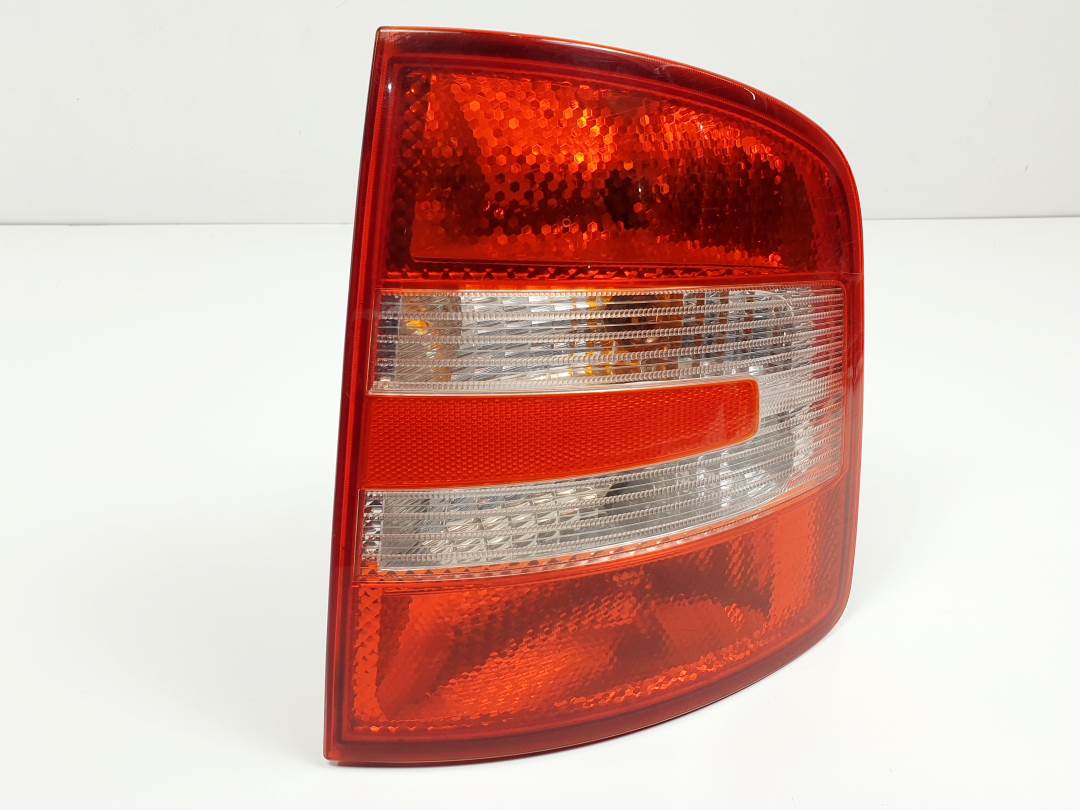 #1546040 PILOTO TRASERO DERECHO