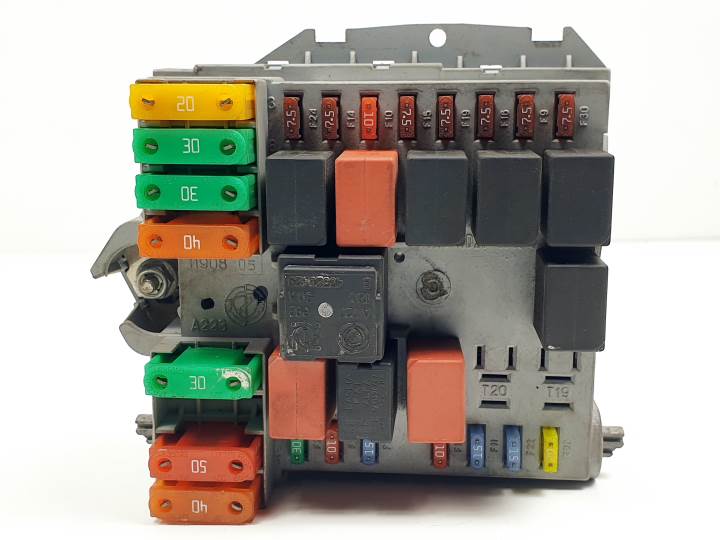 #3021744 CAJA RELES / FUSIBLES