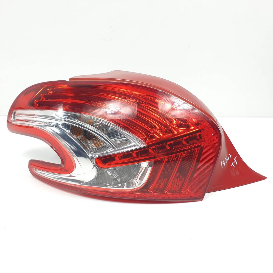 #1438130 PILOTO TRASERO IZQUIERDO