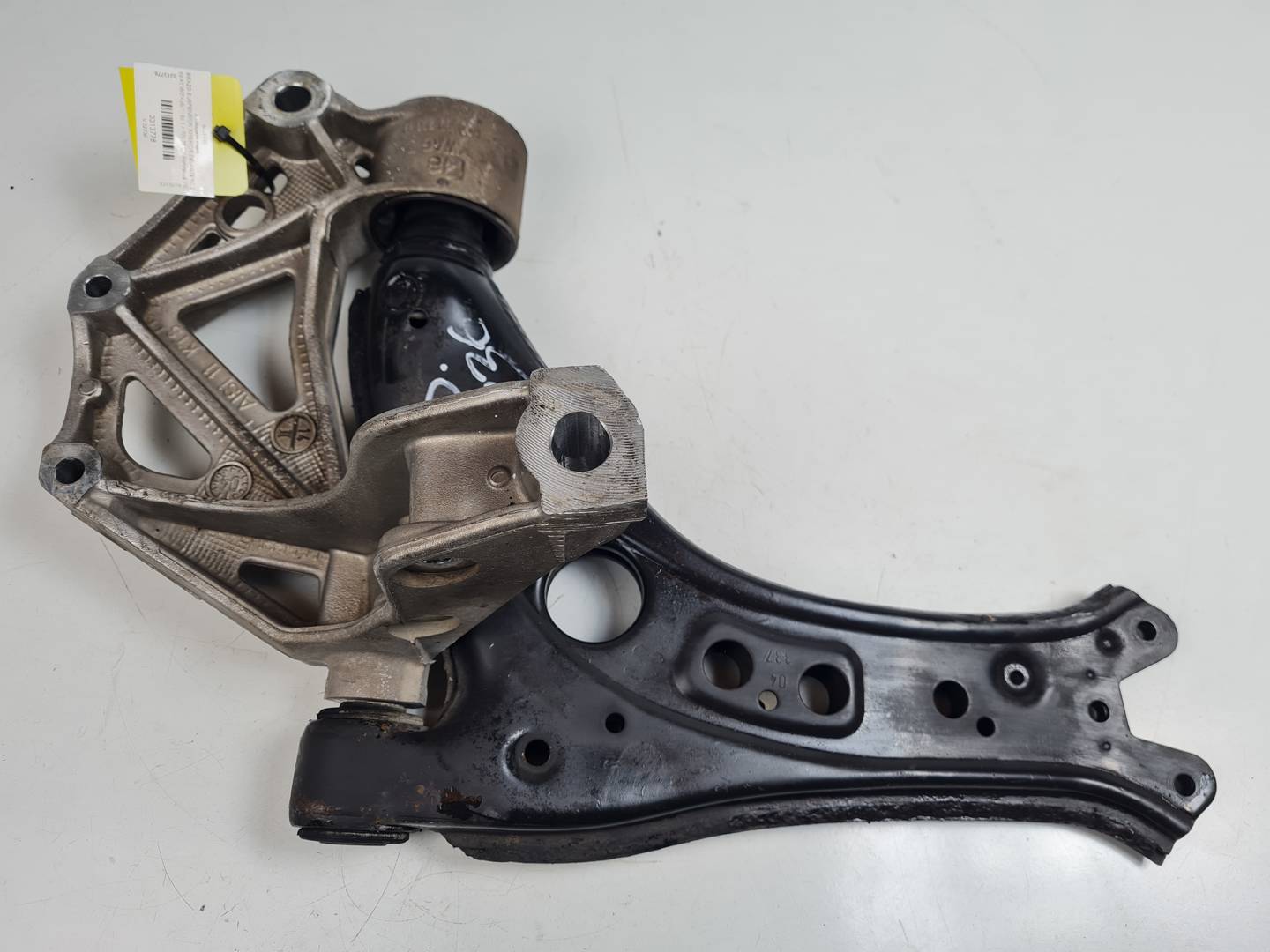 #3313778 BRAZO SUSPENSION INFERIOR DELANTERO DERECHO