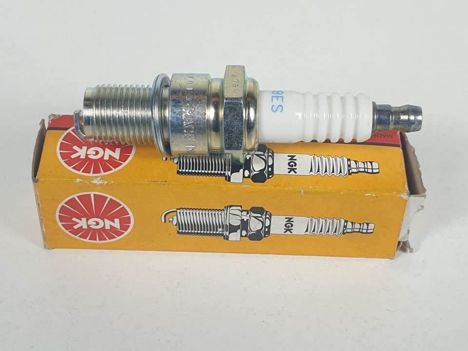 BUJÍA - BR8ES - LANCIA - Y10