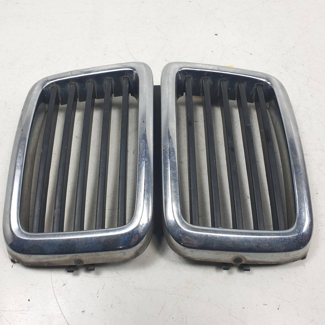 #3384890 REJILLA DELANTERA