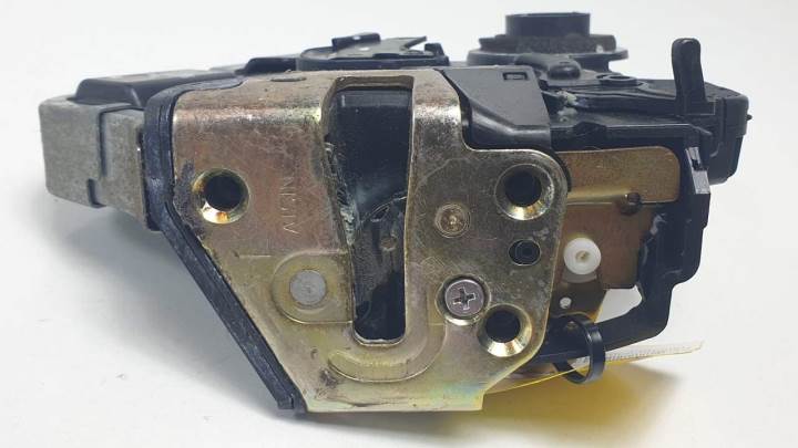 CERRADURA PUERTA TRASERA IZQUIERDA - TOYOTA - #457030